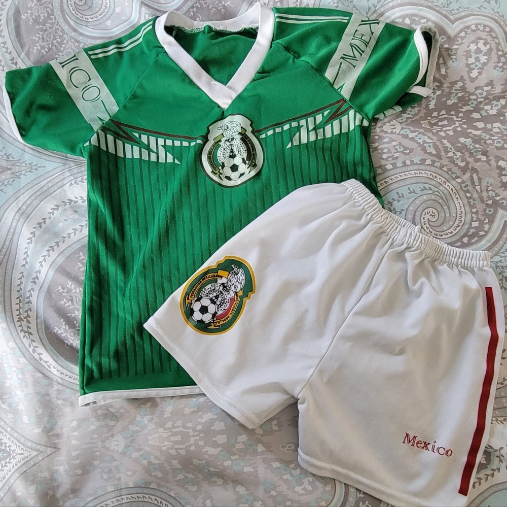 Unisex México soccer uniform size 6